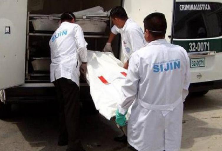 Al interior de un vehículo encontraron muerto a una habitante de calle