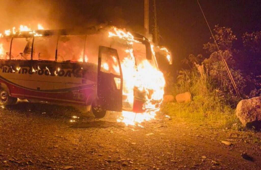 ELN quemó bus de Rápido Ochoa en vía Medellín - Quibdó