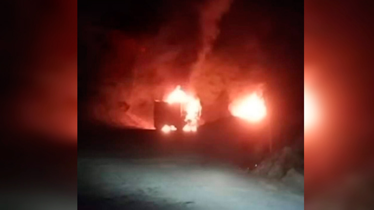 Dos vehículos incinerados en la vía Cúcuta-San Faustino: ¿qué ocurrió con los conductores?