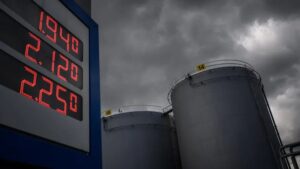 Irán desafía bloqueo de EE.UU. y crudo alcanza precios récord