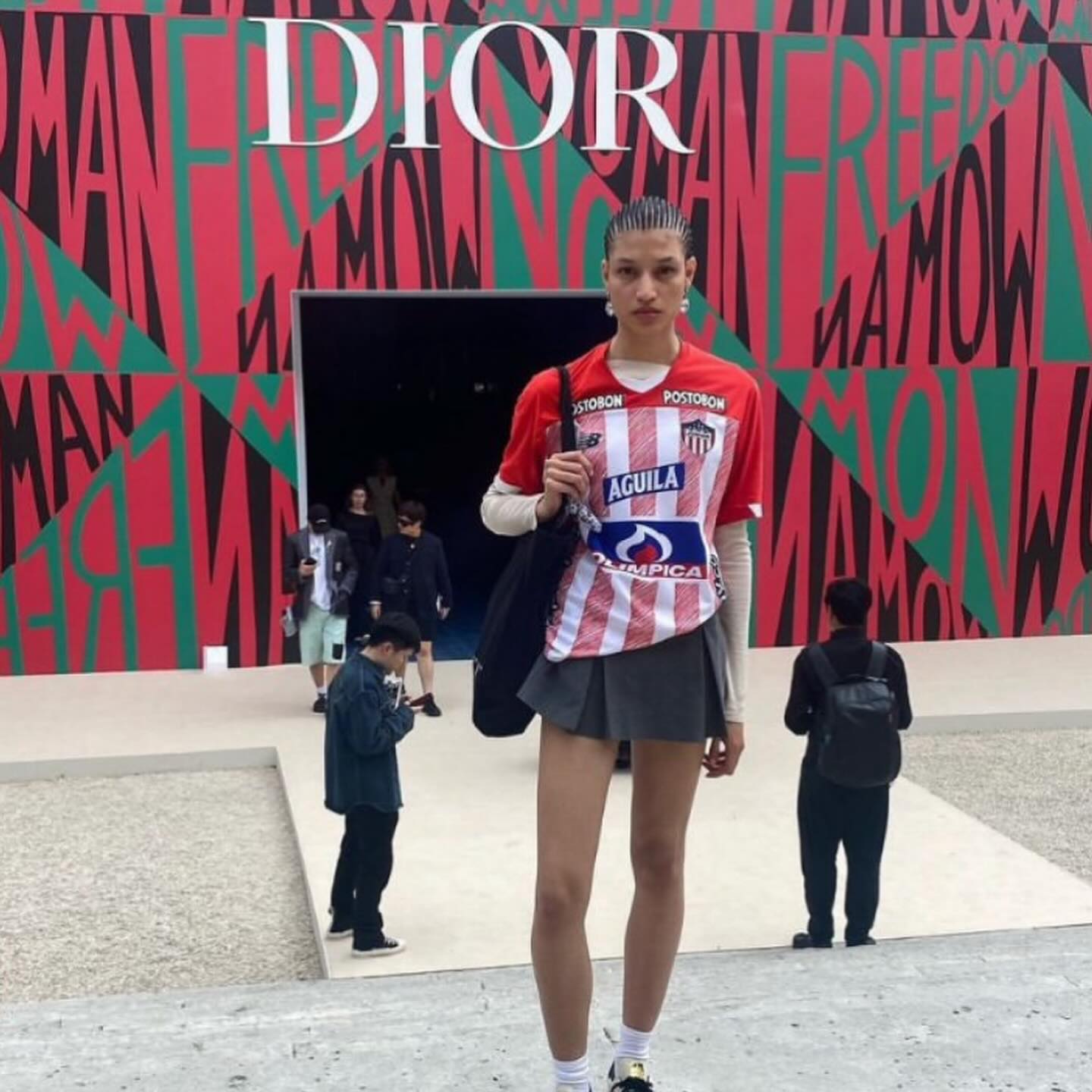 Guajira luce camiseta del Junior en nota periodística de Vogue Japón