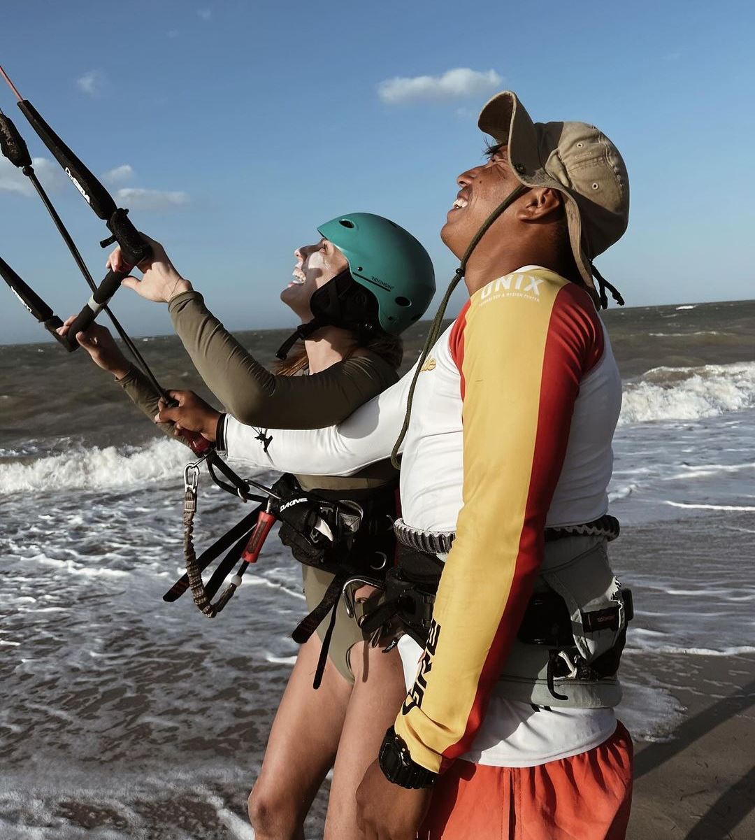Presentadora de televisión colombiana desafía los vientos extremos de Palomino en La Guajira