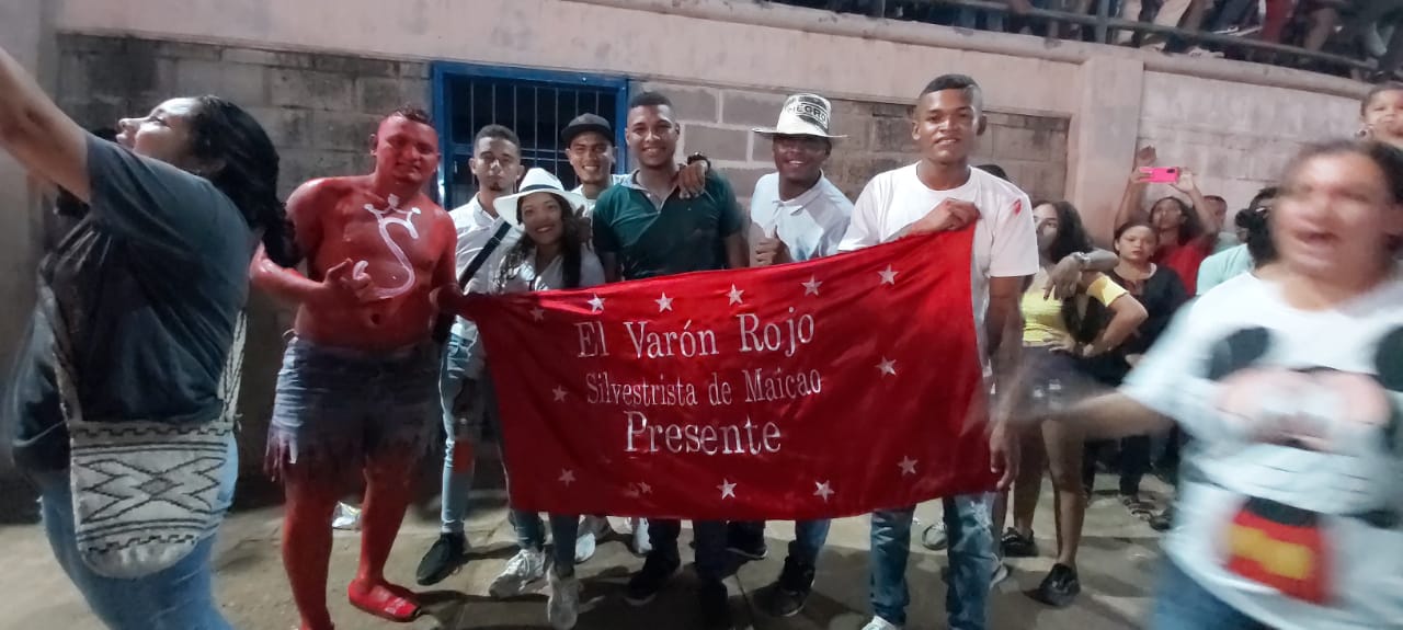 Seguidor de Silvestre Dangond causa sensación en Riohacha durante concierto