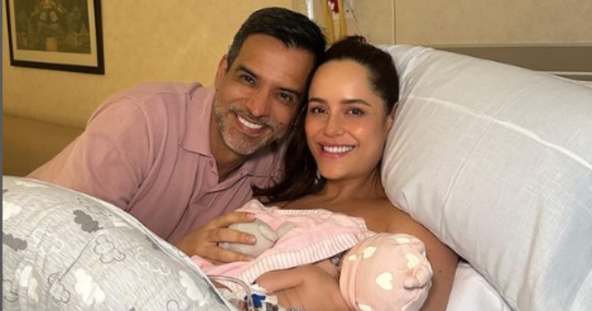 Ana Lucía Domínguez muestra el rostro de su hija