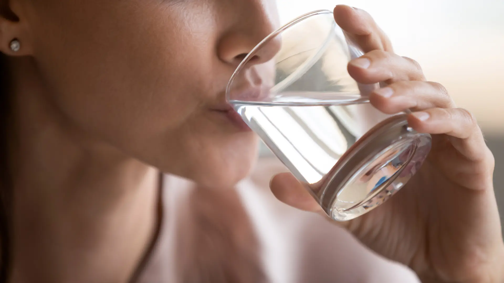 El efecto que puede tener en tu cuerpo beber agua fría en verano según una experta