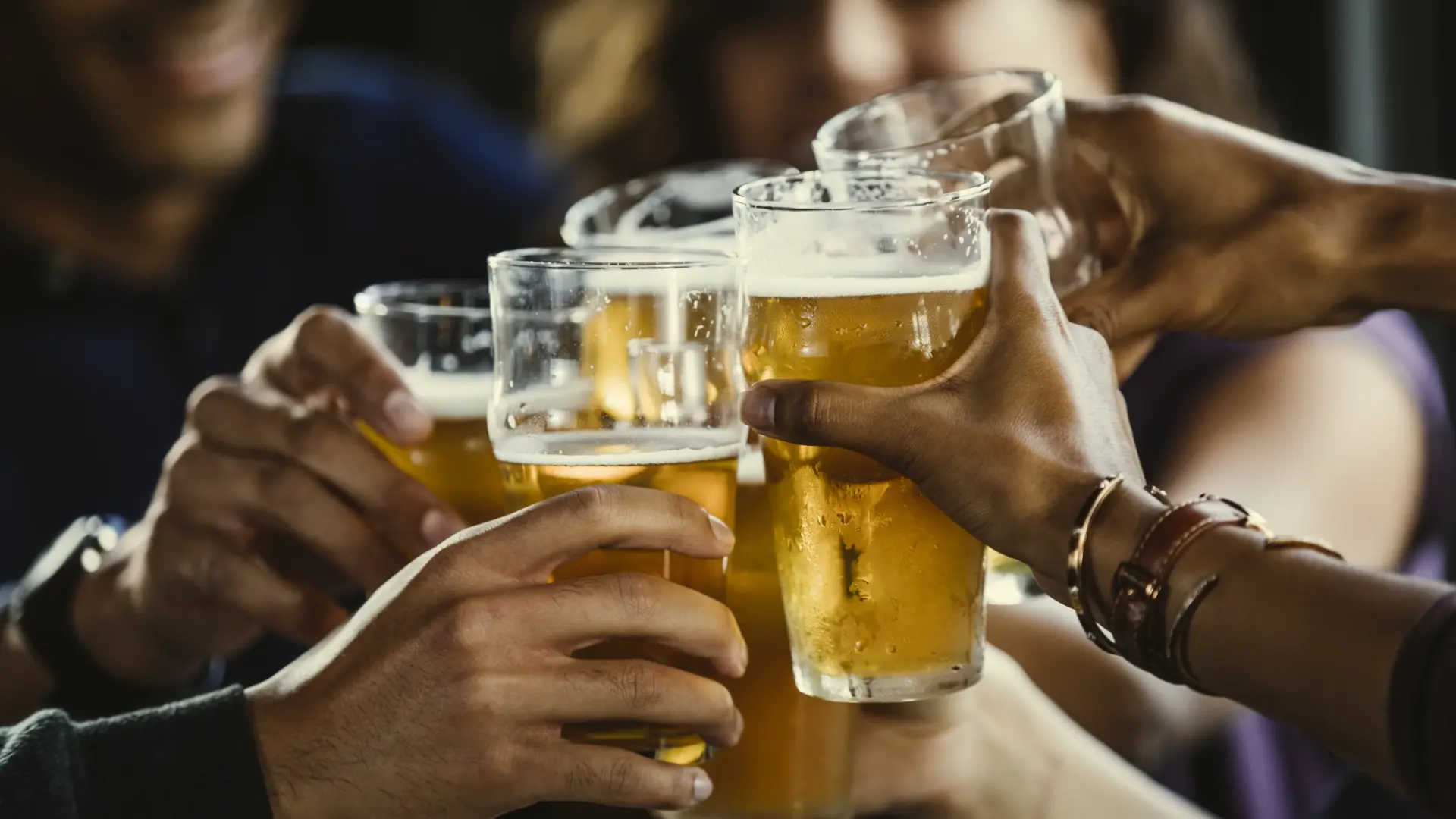 Incluso el consumo moderado de alcohol aumenta el riesgo de demencia, según un nuevo estudio