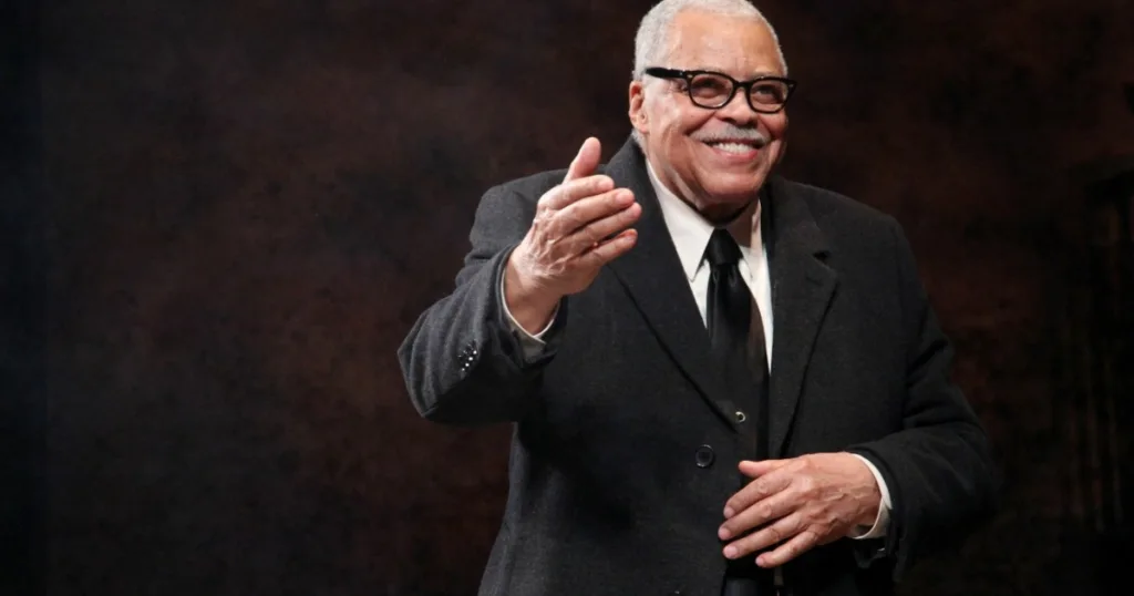 Murió James Earl Jones, la voz de Mufasa en El rey león