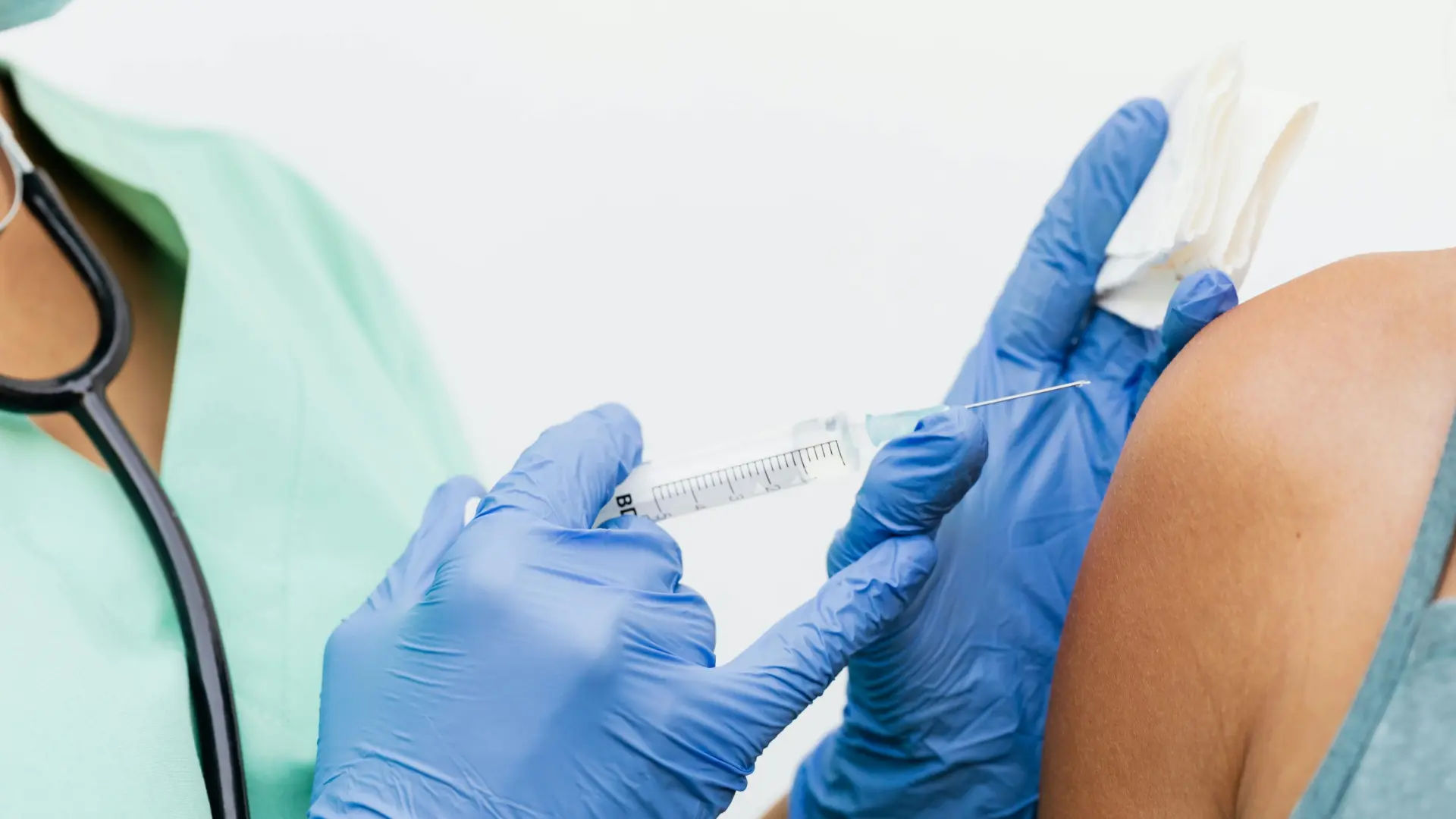 Pacientes de dos hospitales españoles reciben la primera vacuna experimental contra el cáncer de pulmón