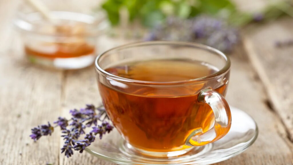 Cómo se prepara la 'infusión de la felicidad' que ayuda a dormir y mejora el descanso