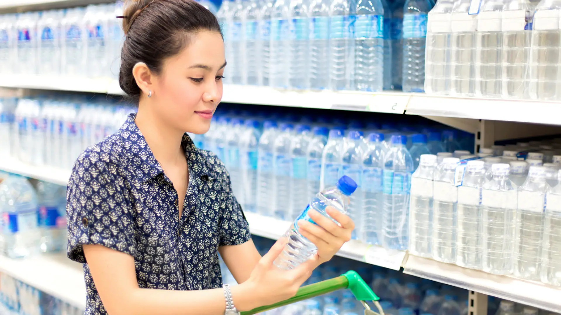 El motivo por el que no siempre es mejor beber agua embotellada que del grifo