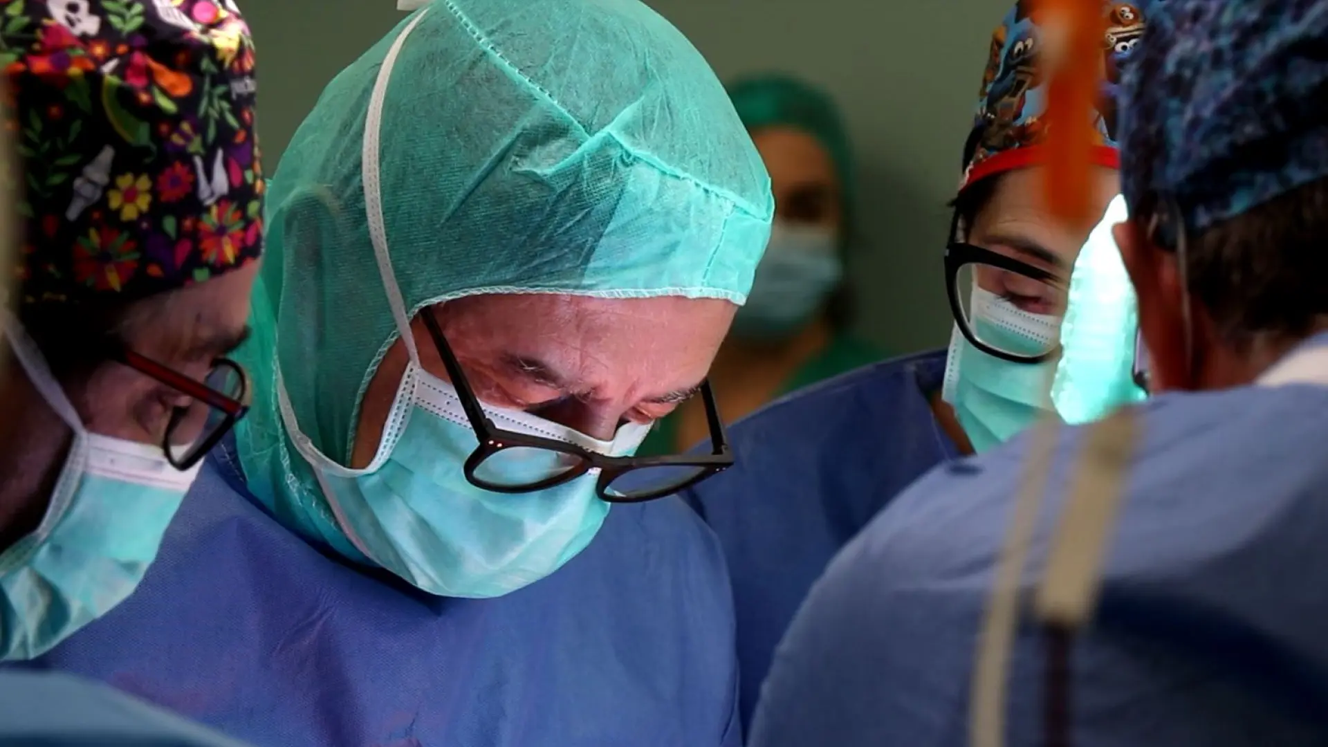 así fue la compleja operación que salvó las piernas de un paciente con cáncer