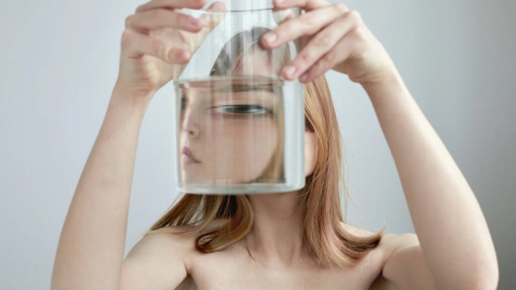 ¿Qué es el síndrome de la 'Ilusión de Cristal'? De la ansiedad social al miedo a tropezar y romperse