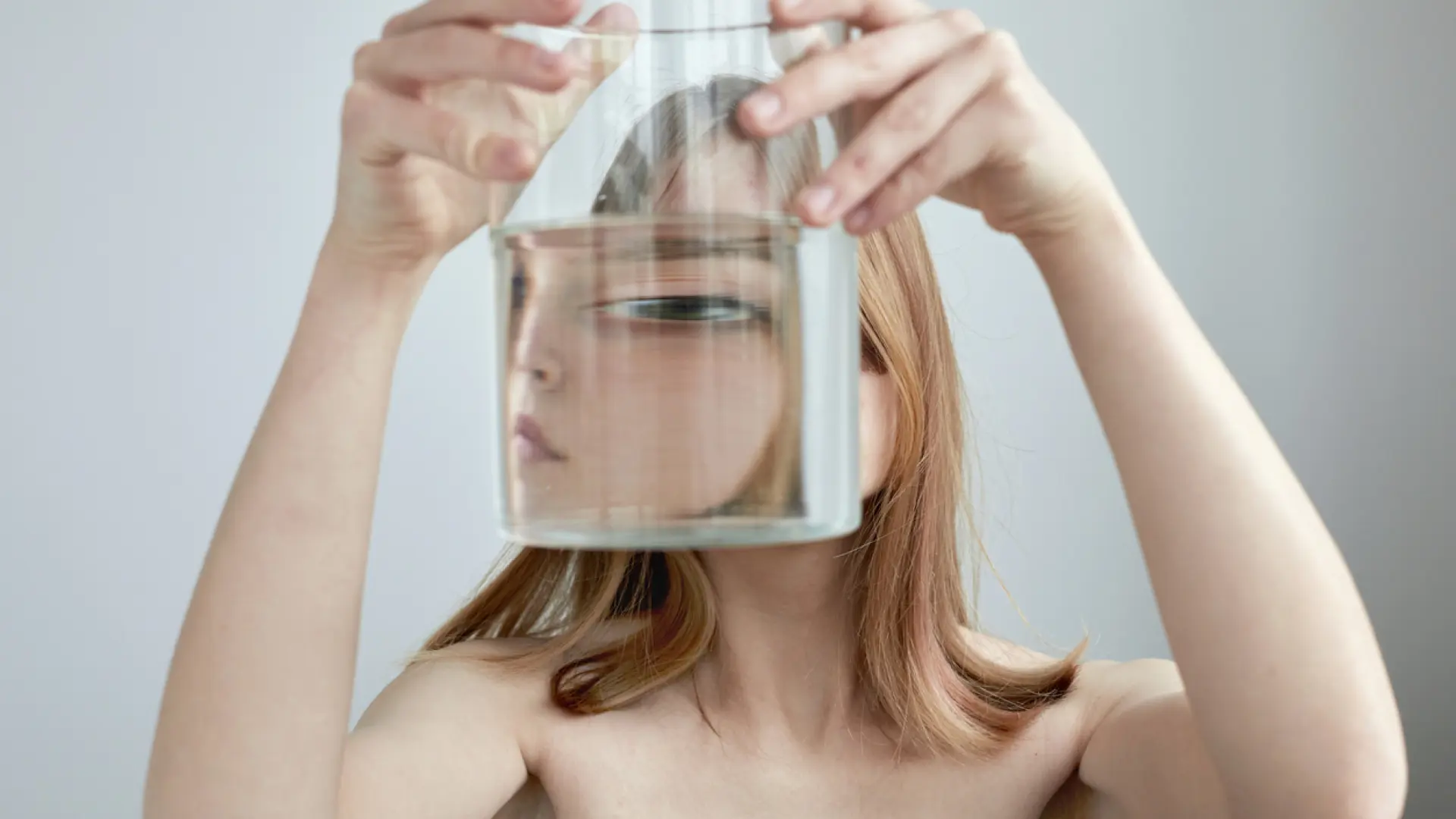 ¿Qué es el síndrome de la 'Ilusión de Cristal'? De la ansiedad social al miedo a tropezar y romperse