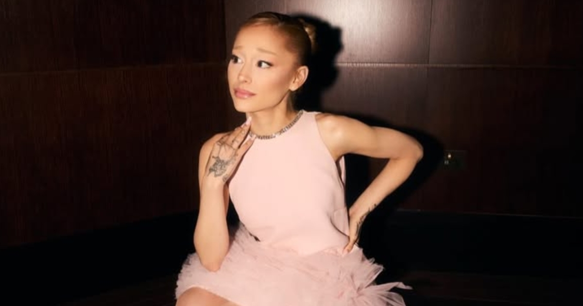Ethan Slater se preocupó por la salud de Ariana Grande