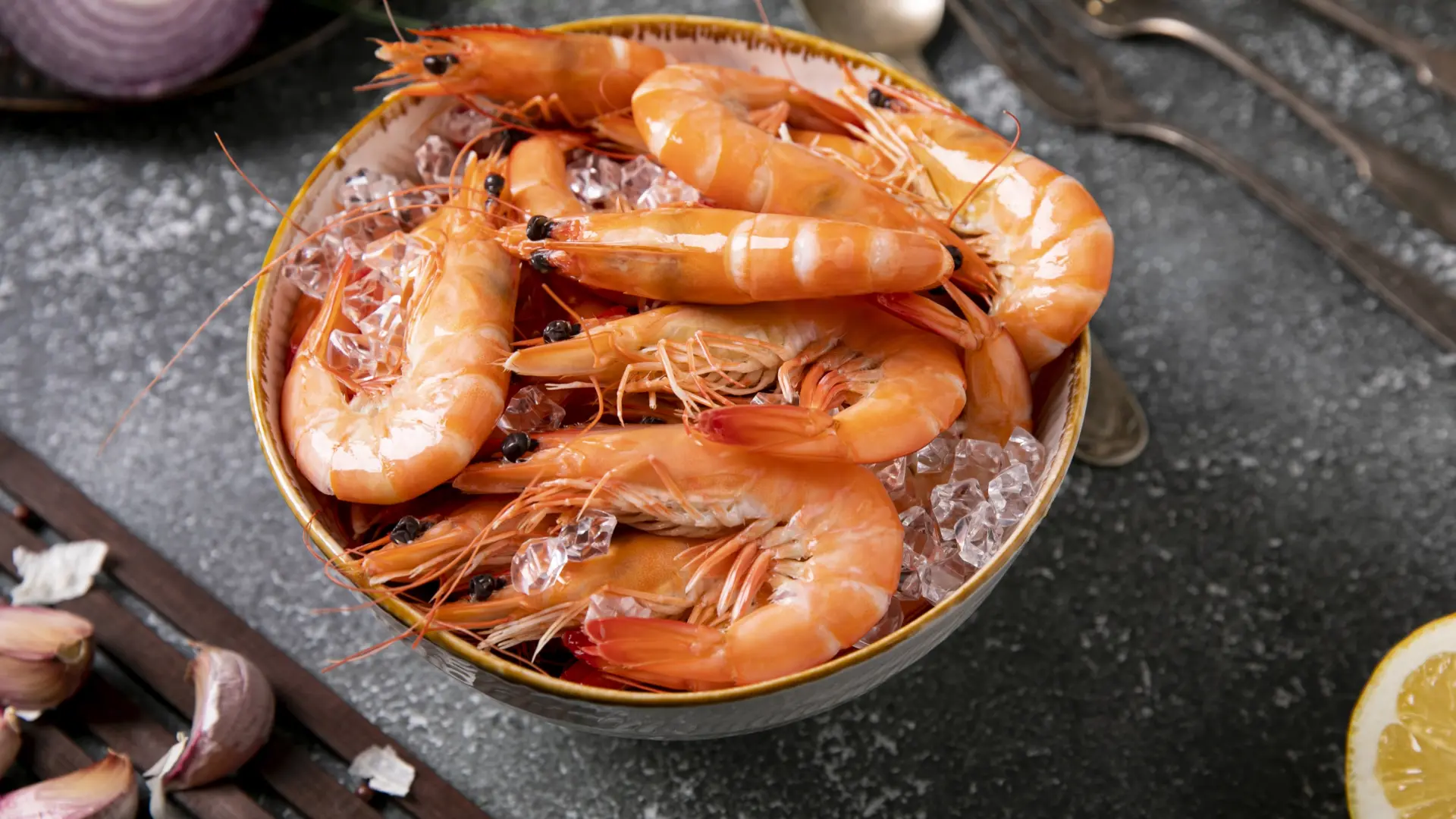 ¿Es seguro chupar las cabezas de las gambas o langostinos? Una experta lo aclara