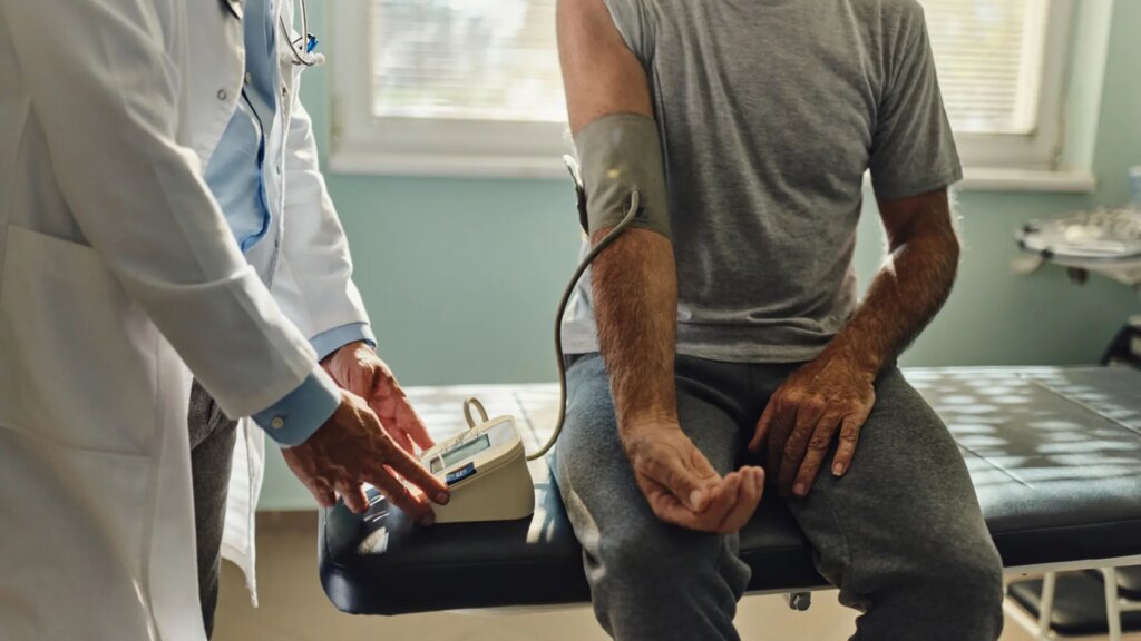 La hipertensión sin tratar puede elevar el riesgo de alzhéimer hasta en un 42%