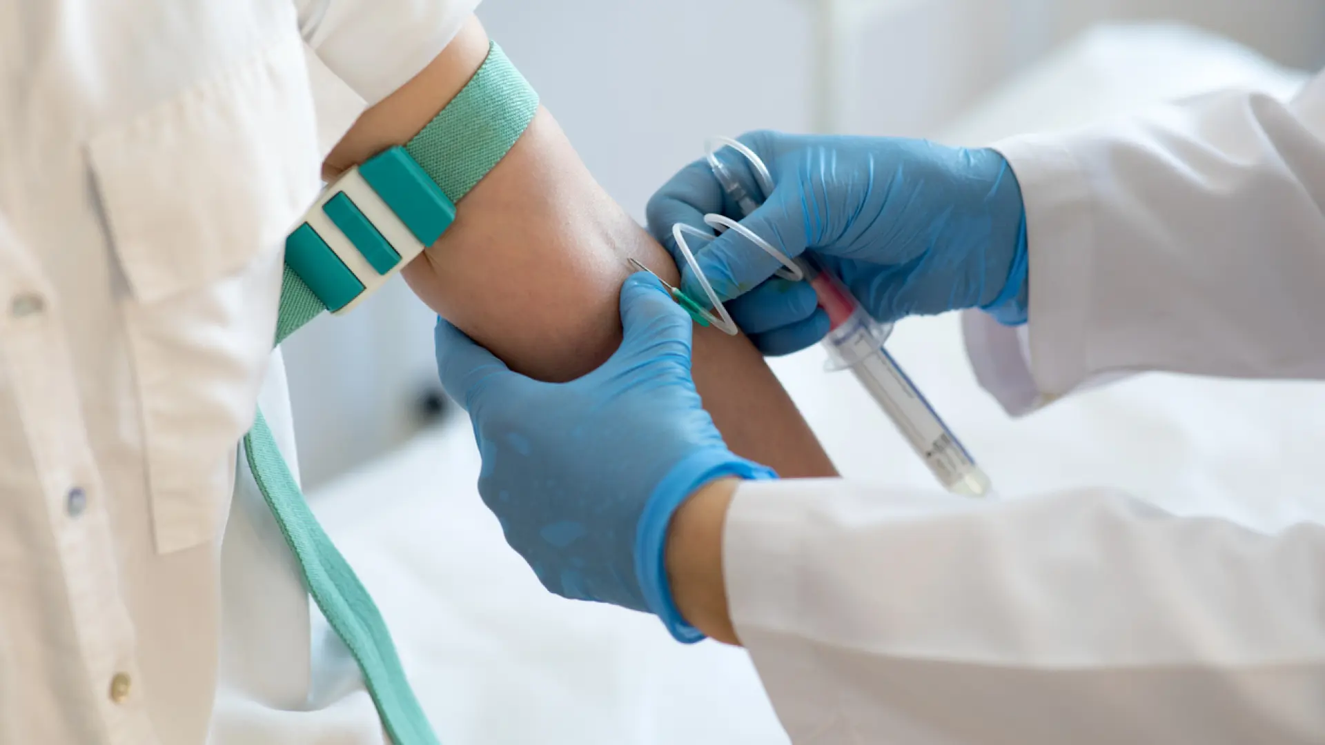 Una niña con un tumor nervioso se cura y vive 18 años libre de enfermedad