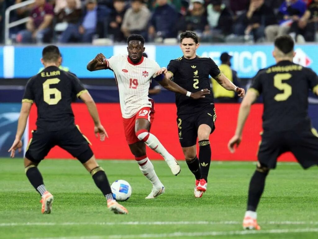Alphonso Davies se rompe el ligamento cruzado