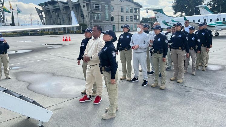 Extraditan a ocho presuntos narcotraficantes a Estados Unidos