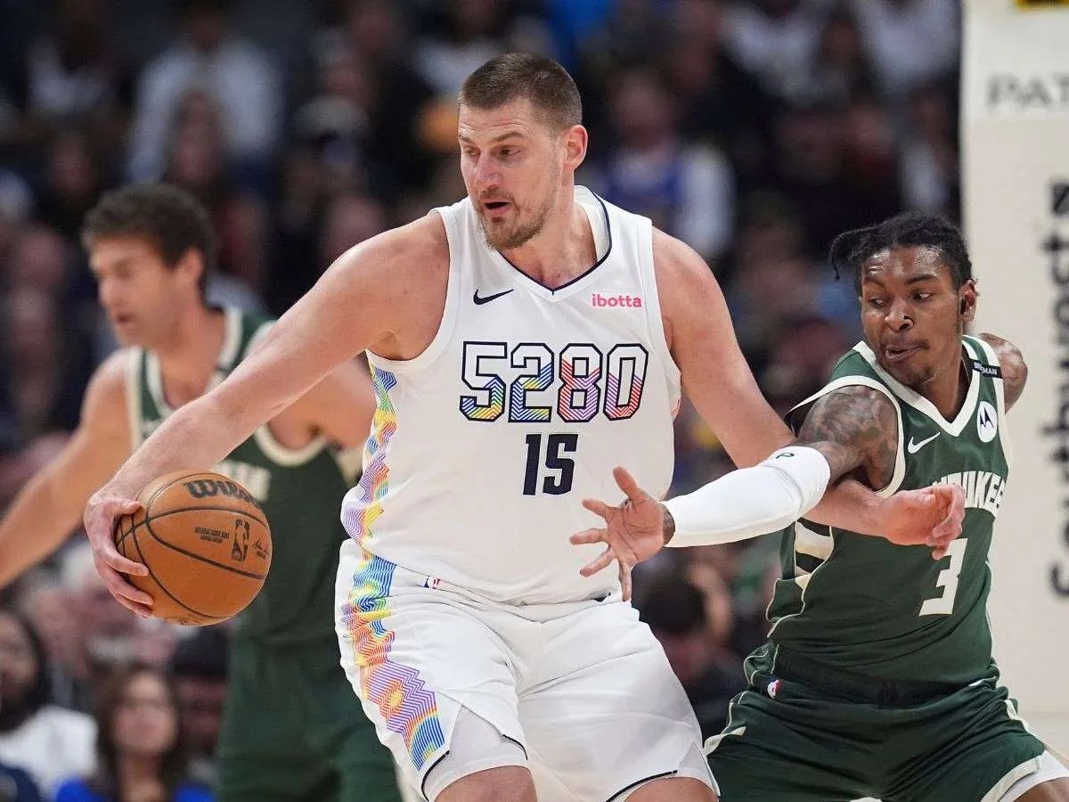 Nikola Jokic logra triple-doble en su regreso