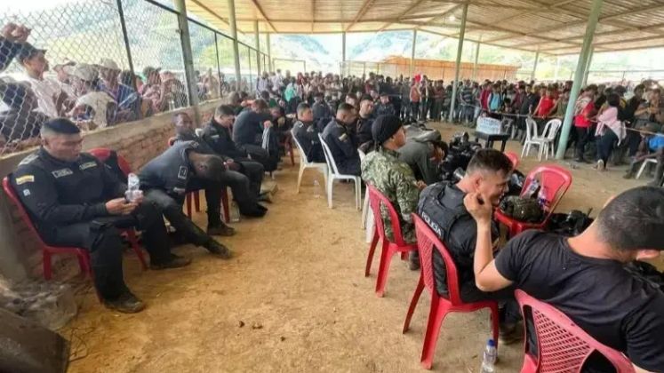 ¡Atención! Liberaron a los policías y militares secuestrados por la comunidad en El Plateado, Cauca