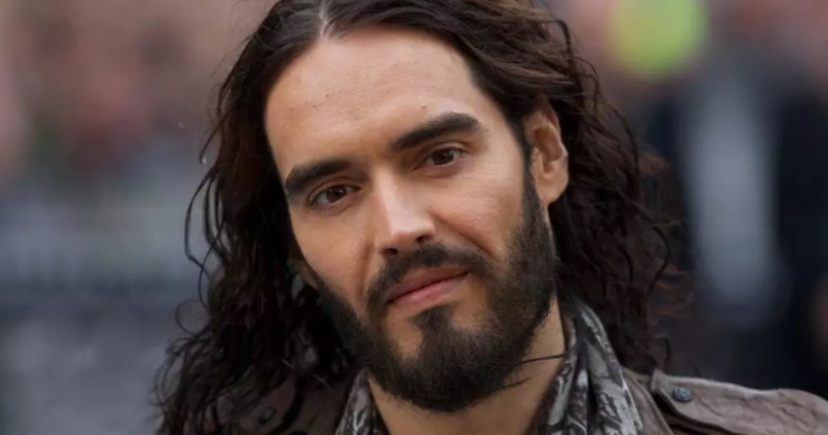 Actor británico Russell Brand será juzgado por abuso