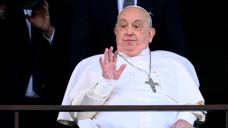 El papa Francisco reapareció ante los fieles en medio de su convalecencia