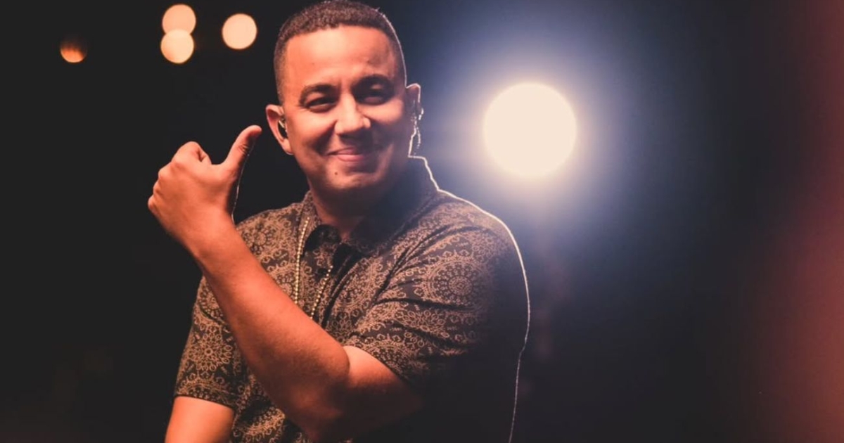 Felipe Peláez da clases de 'costeñol' en su nuevo libro