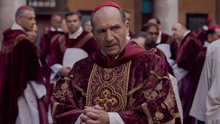 Ralph Fiennes, protagonista de Cónclave, habla sobre la elección del próximo papa