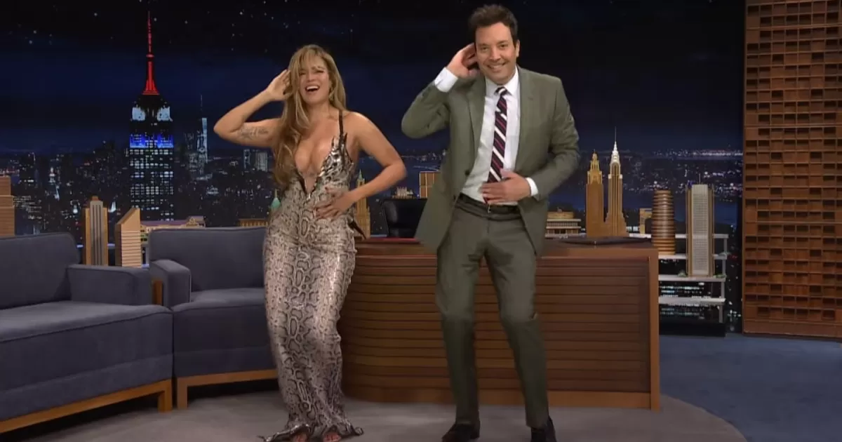 KAROL G puso a bailar a Jimmy Fallon como en 'Hora loca'