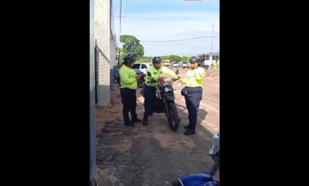 Policía llama “maldi** vieja” a señora y esta denuncia abuso policial