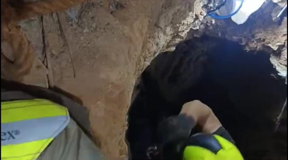 Rescatan a adolescente que cayó en un pozo de 20 metros