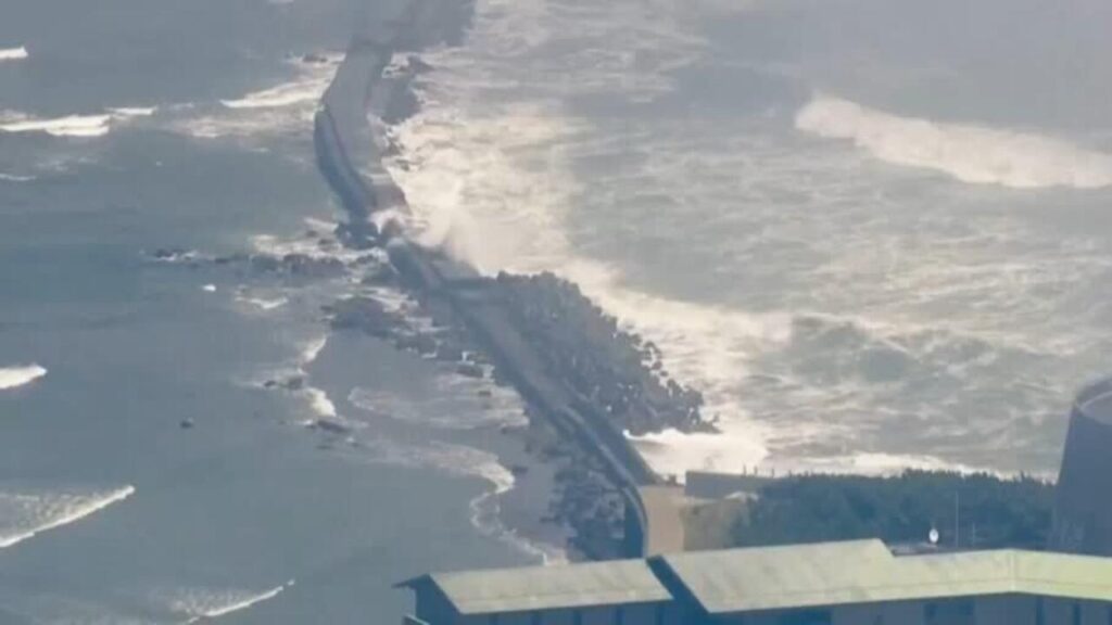 Tsunami con olas de hasta 15 metros golpea a Rusia