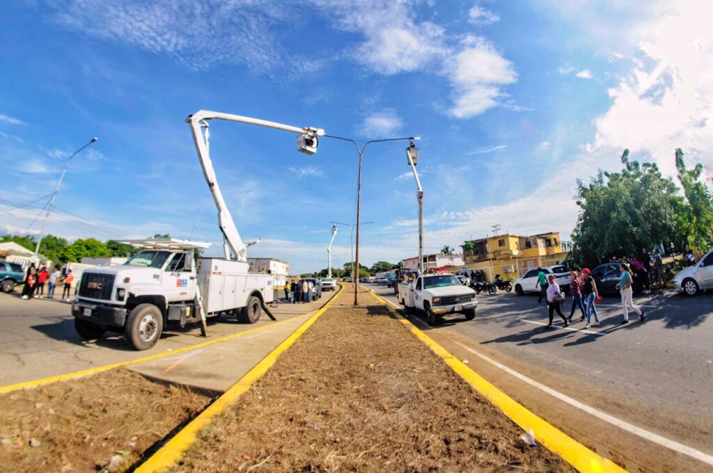 Gobernación del Zulia iluminó 85 kilómetros de la Intercomunal en la COL