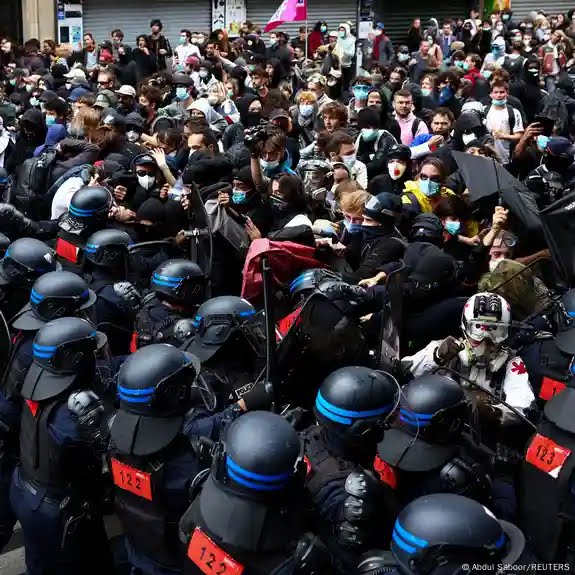 Policía desaloja universidades de París