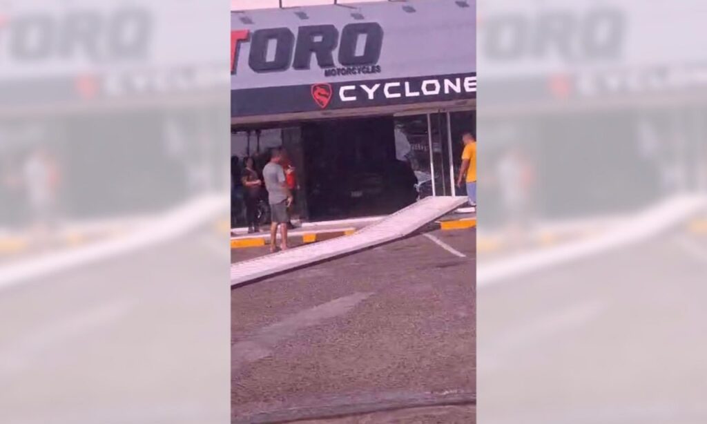 Vehículo causa destrozos en concesionario de motos en Delicias
