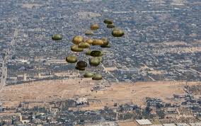 Video; España lanzó desde el aire 12 toneladas de alimentos a Gaza