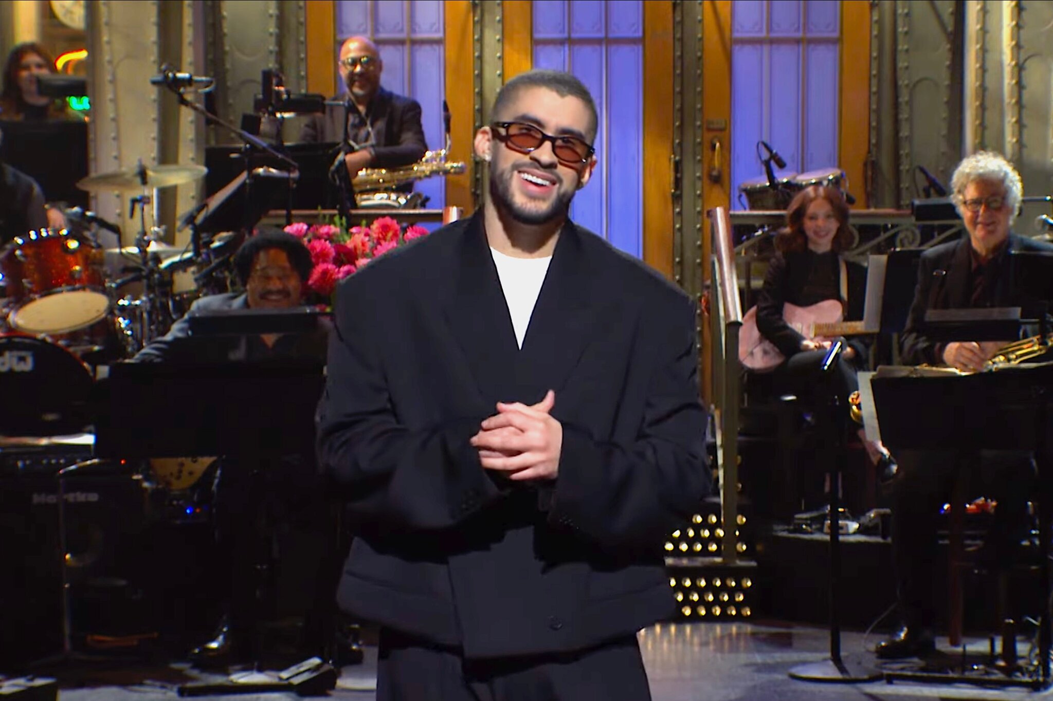 Bad Bunny desafía críticas y defiende a latinos en SNL