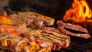 El secreto para que el asado a la parrilla salga más tierno: ni ajo ni chimichurri