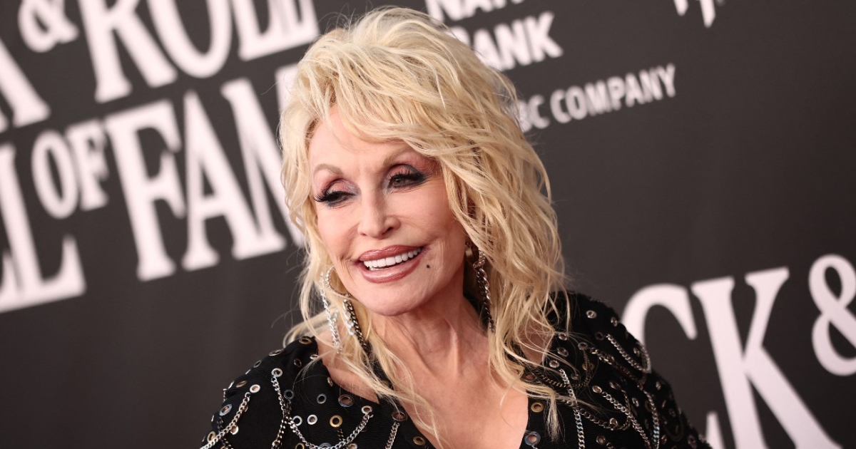 Hermana de Dolly Parton pide oraciones ante problemas de salud de la cantante