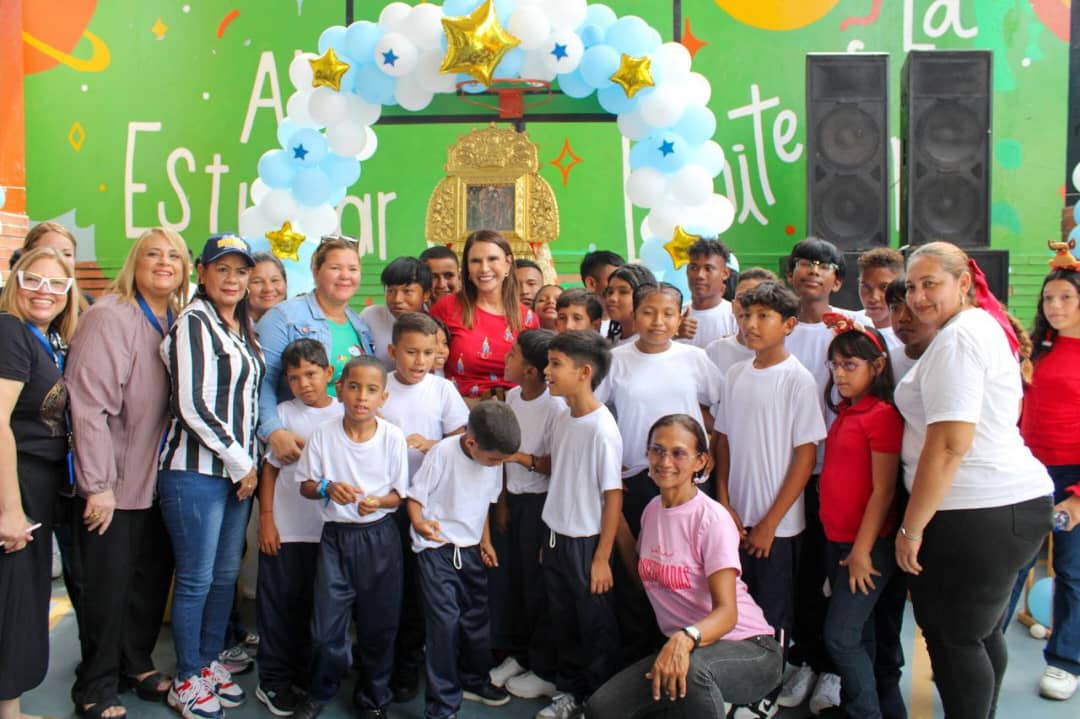 La Chinita bendijo a los niños y niñas de la Fundación Niños del Sol