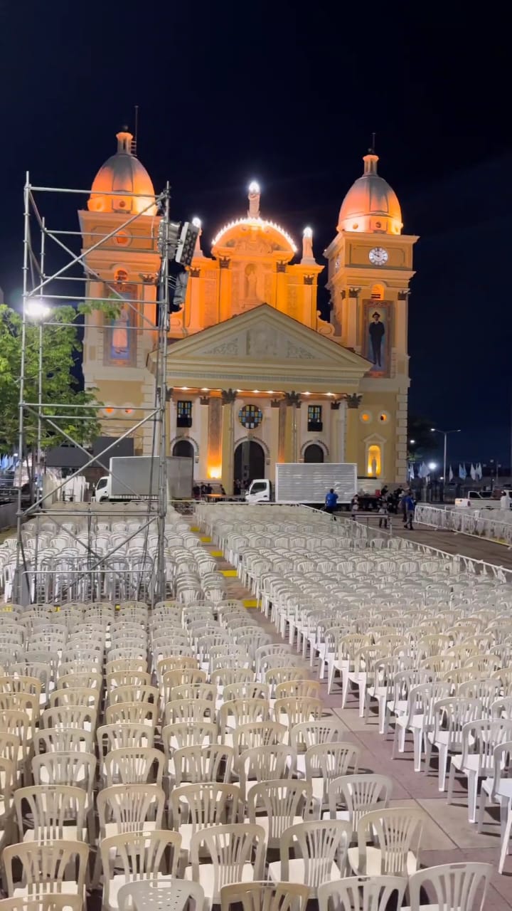 La bajada de La Chinita a la espera de sus 30.000 fieles: Instalan las sillas en la Plazoleta