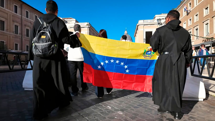 Venezolanos asisten al Vaticano en la víspera de la canonización de José Gregorio Hernández y Carmen Rendiles