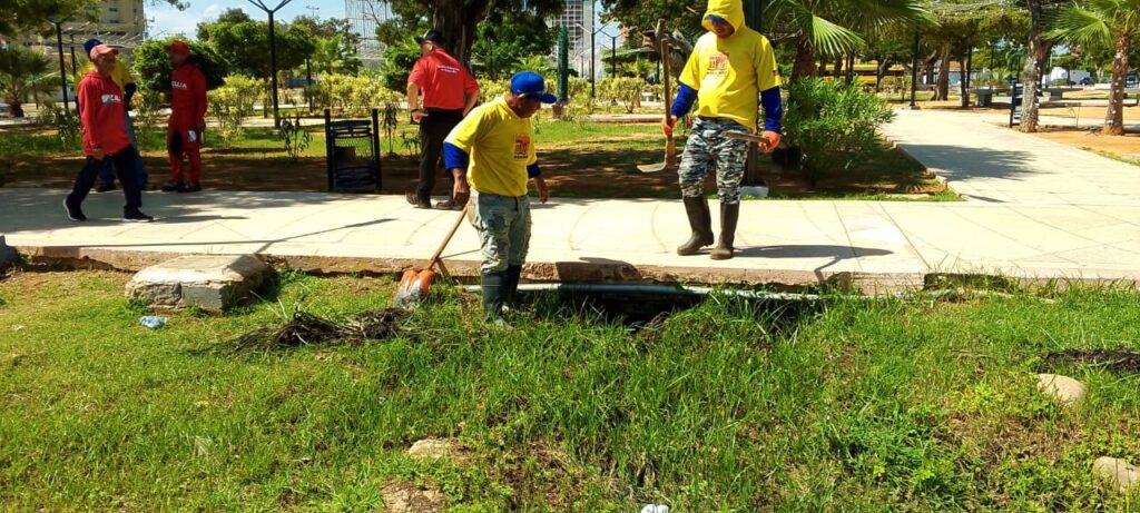 Alcaldía sanea drenajes de la Av. Bella Vista, para encendido