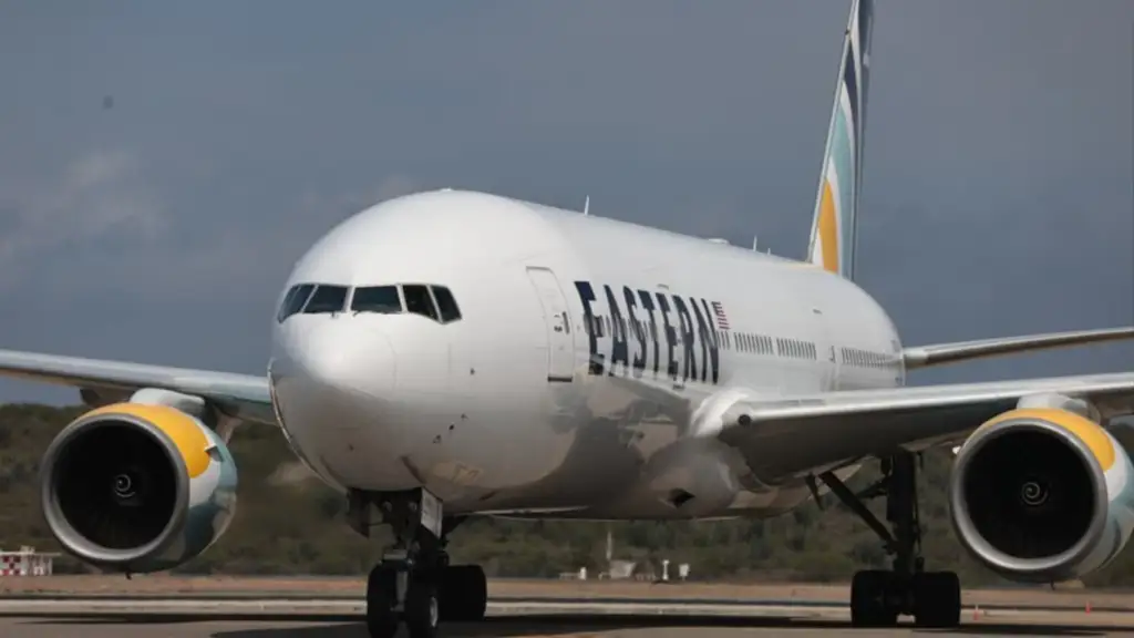 Aterriza avión con 283 repatriados desde EEUU