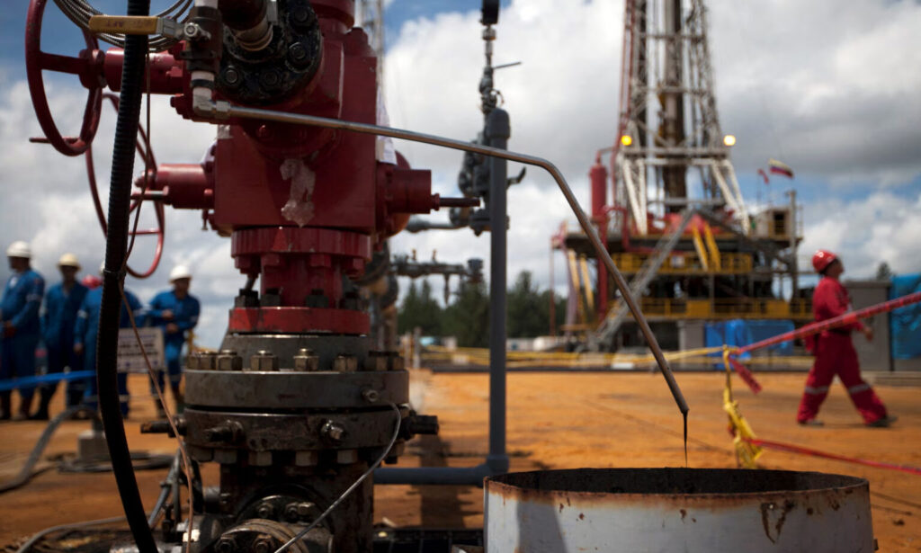 Tensión geopolítica impulsa el precio del petróleo: Barril sube tras rumores de planes de ataque de EE. UU. a Venezuela