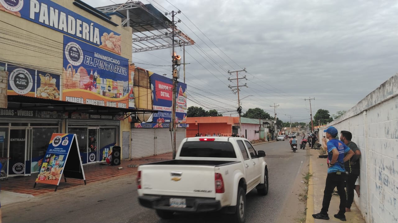 Transformador explota en Integración Comunal hiriendo a ocupantes de un vehículo
