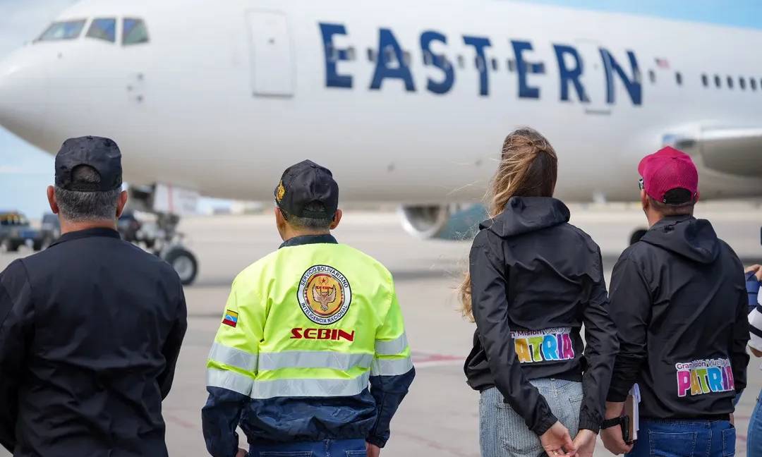 Venezuela acusa a EE. UU. de «doble moral» al solicitar vuelos de repatriación pese a restricciones