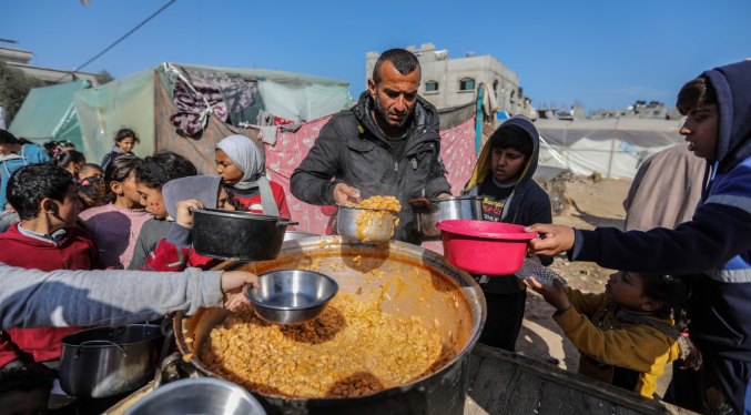 Gaza supera la hambruna, la ONU advierte: crisis alimentaria persiste gravemente