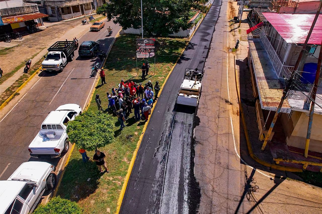 Gobernador lleva 5.000 toneladas de asfalto y rehabilitará escuelas en Baralt.
